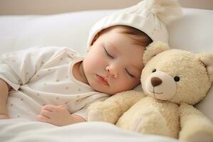 mignonne peu bébé en train de dormir dans lit avec nounours ours, fermer, nouveau née bébé en train de dormir avec une nounours ours sur une confortable blanc lit, ai généré photo