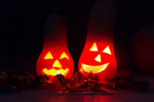 Halloween bougies et citrouilles dans le foncé photo