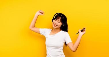 concept de musique et de relaxation belle femme asiatique dans les écouteurs photo