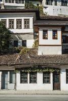 maisons balkaniques traditionnelles dans la vieille ville historique de berat albanie photo