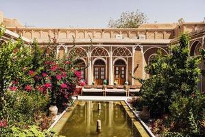 Jardin de fleurs intérieur de maison traditionnelle du Moyen-Orient à Yazd en Iran