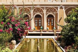 Jardin de fleurs intérieur de maison traditionnelle du Moyen-Orient à Yazd en Iran photo