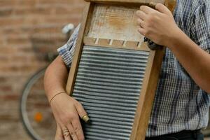 une homme en portant une en bois Cadre avec une harmonica photo