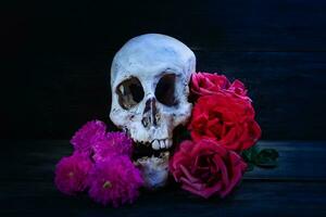 Humain crâne avec des roses pour journée de le mort photo