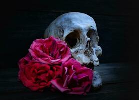 Humain crâne avec des roses pour journée de le mort photo
