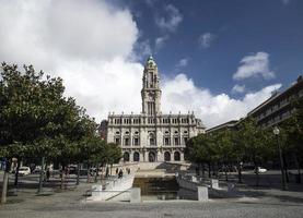 point de repère de l'hôtel de ville dans le centre de la ville de porto au portugal photo