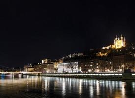 Centre de la vieille ville de lyon ville et vue latérale sur le Rhône la nuit en france photo