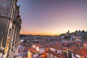 le coucher du soleil dans le des rues de Porto, le Portugal. photo