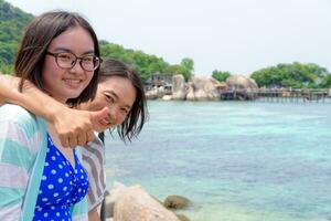 fille et mère à le mer photo