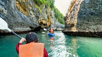 groupe de touristes sur une kayak photo