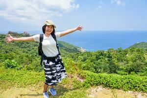 femmes touristique sur point de vue à koh tao photo