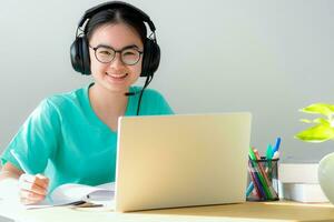 asiatique Jeune femme étudiant sourire et à la recherche en haut photo