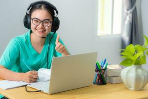 asiatique Jeune femme étudiant à la recherche un pouce en haut photo