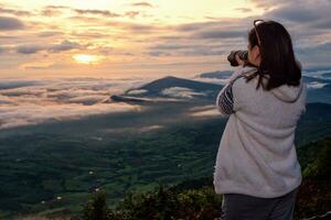 femmes sont tournage lever du soleil. photo