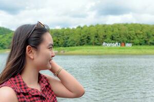 femme touristique à huai krathing réservoir photo