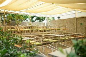 traditionnel restaurant, une minimaliste Extérieur à manger endroit dans le milieu de une plantation photo