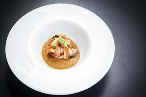 cuisine fusion gastronomique calamars farcis aux légumes marinés asiatiques dans une sauce au curry de citrouille photo