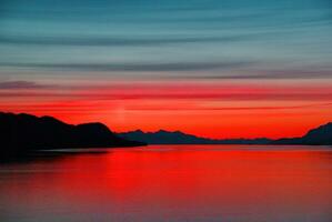 montagnes et mer - le coucher du soleil photo