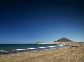 La tejita plage de kite surf et point de repère du montana roja dans le sud de tenerife espagne