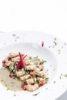 ail épicé et crevettes au vin fusion moderne cuisine gastronomique repas photo
