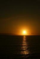 pittoresque océan paysage avec le réglage Soleil dans une tropical pays pendant été vacances photo