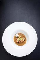 calamars farcis gourmands aux légumes dans une purée de citrouille épicée au curry photo