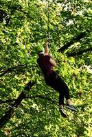 une la personne sur une tyrolienne dans le les bois photo