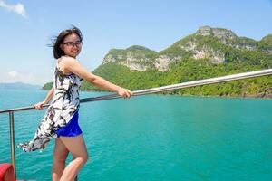 asiatique femme sur le bateau photo