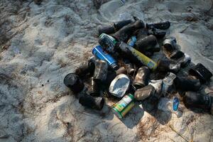 Makassar - Indonésie septembre 24 2023, Plastique déchets épars sur le plage, laissé pour compte nourriture de plage visiteurs. photo