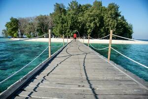 longue en bois jetée pont étendues de plage à Karang panambugan île photo