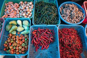 cuisine épices et des légumes sur afficher à le traditionnel marché photo