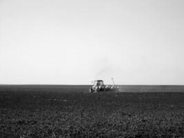 labouré champ par tracteur dans noir sol sur ouvert campagne la nature photo