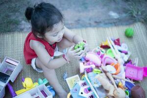 les enfants jouer avec coloré jouets les enfants jouer éducatif et Créatif jouets et Jeux pour Jeune les enfants à maison. photo