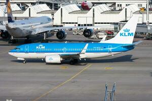 klm passager avion à aéroport. programme vol Voyage. aviation et avion. air transport. global international transport. mouche et en volant. photo