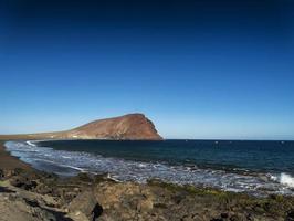 La tejita plage de kite surf et point de repère du montana roja dans le sud de tenerife espagne