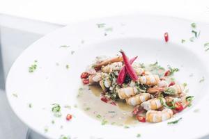 ail épicé et crevettes au vin fusion moderne cuisine gastronomique repas photo