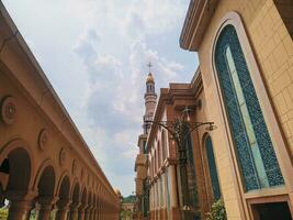 le islamique centre, le le plus grand mosquée dans le ville de samarinda, est Kalimantan, est adapté comme une touristique attraction photo