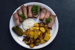 rosbif aux pommes de terre sautées et rémoulade photo