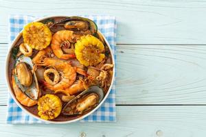 fruits de mer épicés au barbecue - crevettes, sqiud, moules photo