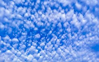 ciel bleu avec chemtrails chimiques cumulus nuages ciel d'ondes scalaires. photo