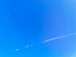 ciel bleu avec chemtrails chimiques cumulus nuages ciel d'ondes scalaires. photo