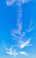 ciel bleu avec chemtrails chimiques cumulus nuages ciel d'ondes scalaires. photo