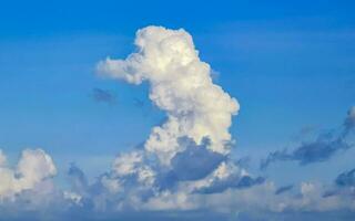 formation de nuages explosifs cumulus dans le ciel au mexique. photo