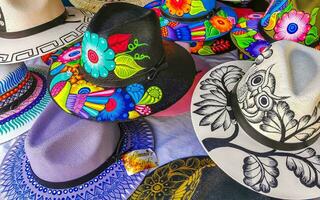 puerto escondido oaxaca Mexique 2023 élégant Chapeaux et casquettes sur le mexicain marché dans Mexique. photo