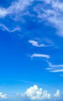 ciel bleu avec chemtrails chimiques cumulus nuages ciel d'ondes scalaires. photo