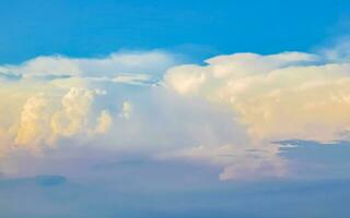 ciel bleu avec de beaux nuages aux beaux jours au mexique. photo