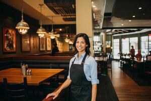 portrait de une Jeune serveuse permanent dans une restaurant et souriant. photo