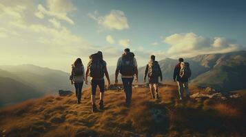 Candide photo de copains randonnée ensemble dans le montagnes. aventure périple concept