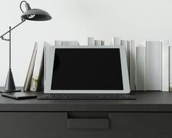 une salle de travail avec un ordinateur portable avec une lampe posée sur la table. photo
