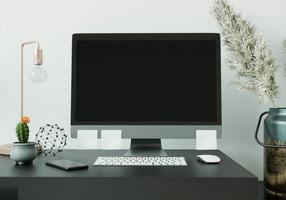 une salle de travail avec un ordinateur posé sur la table photo